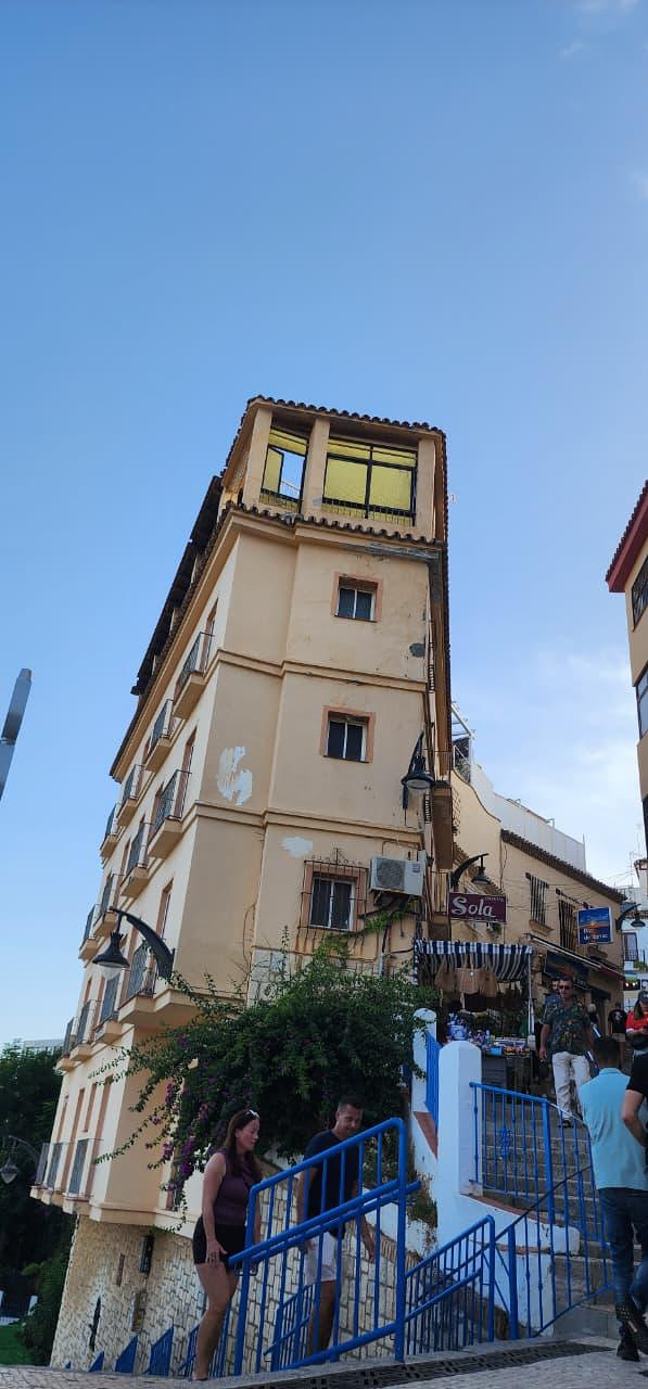 Existing photograph: Existing building beside the pedestrian steps.
